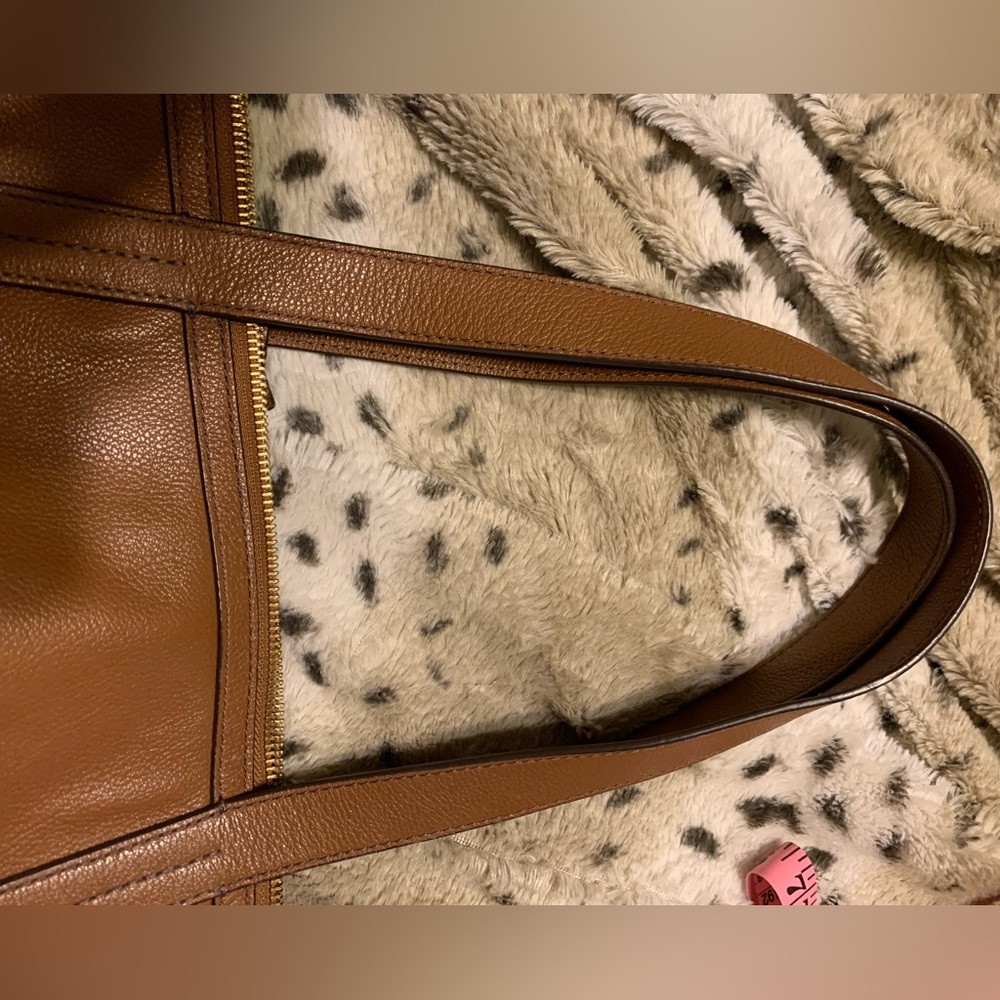 Leather Fossil purse has the key unique design - Picture 3 of 16